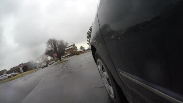 Coche conduciendo a través de estacionamiento — Vídeo de stock