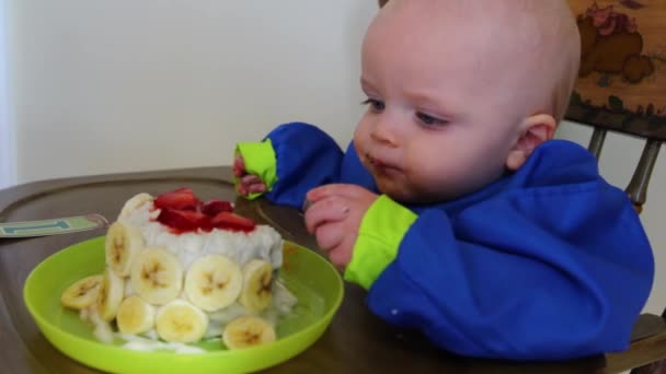 Menino comer bolo — Vídeo de Stock