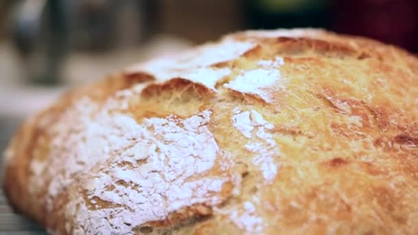 Una barra de pan fresca — Vídeos de Stock