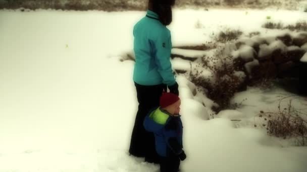 Pojke och mor i snön — Stockvideo
