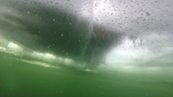 Tiro subaquático de pesca no gelo — Vídeo de Stock