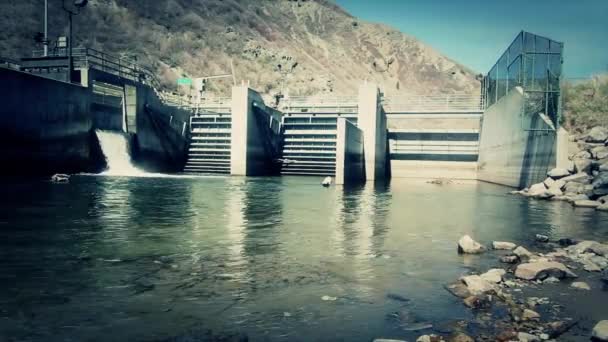 Barragem em um rio de montanha — Vídeo de Stock