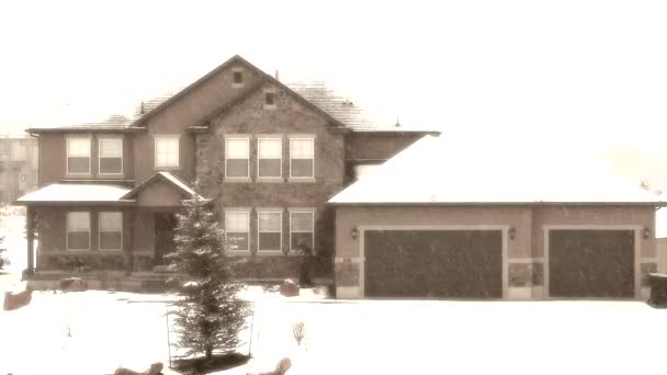 Casa durante una tormenta de nieve — Vídeos de Stock