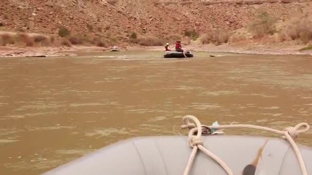 Família remando um rio — Vídeo de Stock