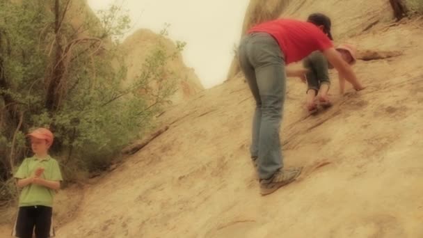 Vader onderwijs dochter te klimmen — Stockvideo
