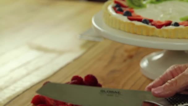 Свежий ягодный пирог — стоковое видео