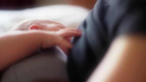 初生婴儿母乳喂养 — 图库视频影像