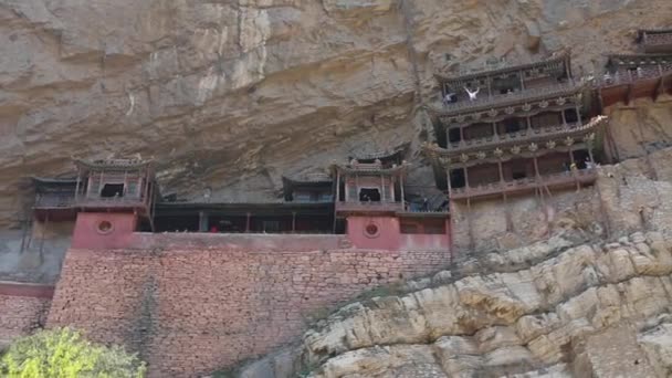 Los turistas visitan el templo colgante — Vídeo de stock