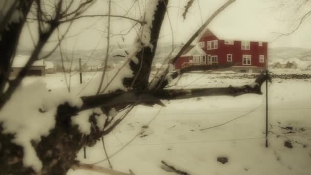 Wiejski domek w śniegu — Wideo stockowe
