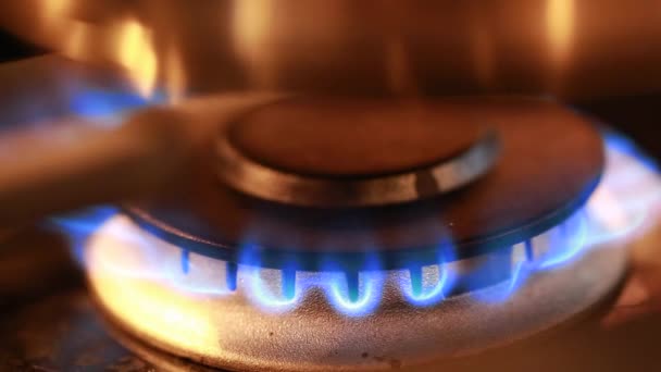 Flamme sur une cuisinière à gaz — Video