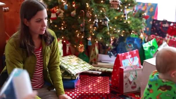 Família abrindo os presentes — стокове відео