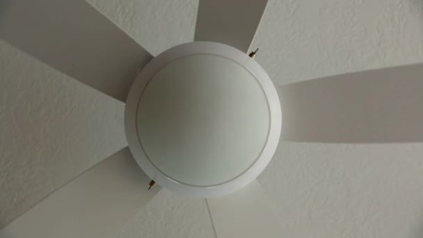 Белый потолочный вентилятор включен — стоковое видео