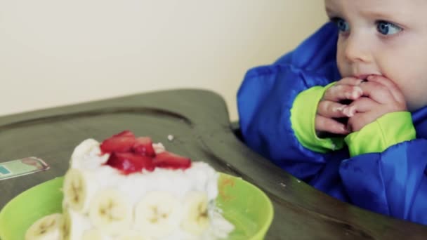 Мальчик ест шоколадный торт — стоковое видео