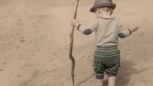 Fiú játszik a sivatagi homok — Stock videók