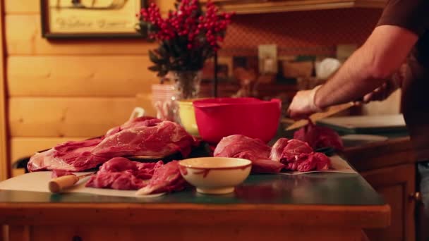 Man slagers elanden vlees — Stockvideo