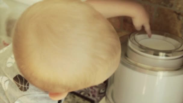 Baby verkennen van de keuken — Stockvideo