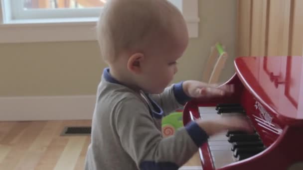 Jongen die piano speelt — Stockvideo