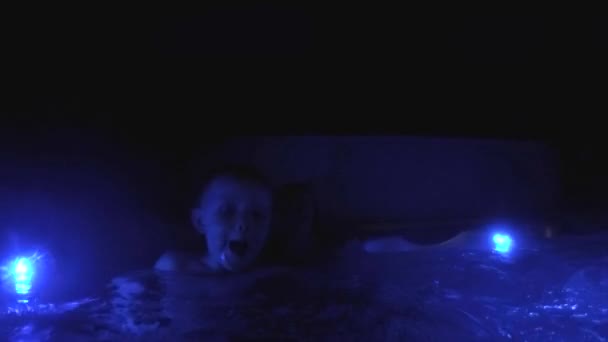 Father and son in a hot tub — Stock Video