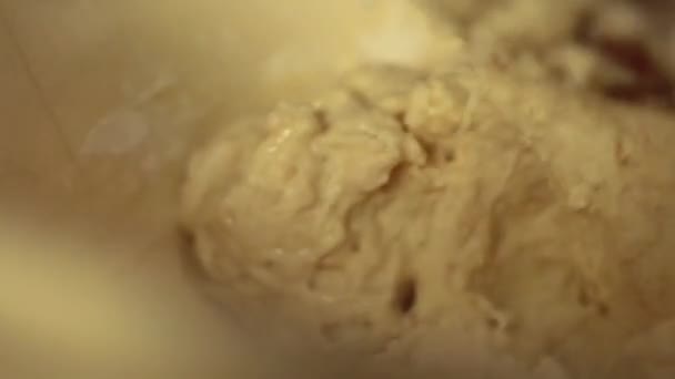 Vrouw maken brood — Stockvideo