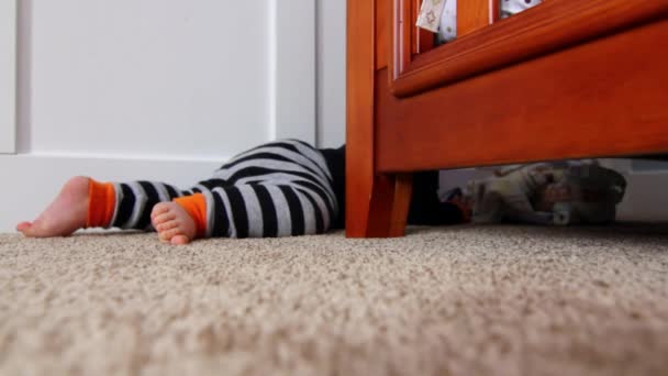 婴儿婴儿床后面玩 — 图库视频影像