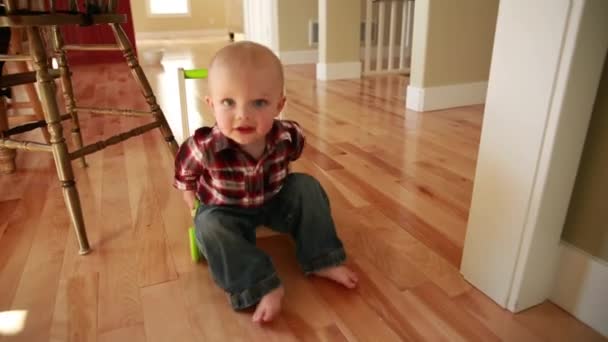 Menino brincando com um empurrar brinquedo — Vídeo de Stock