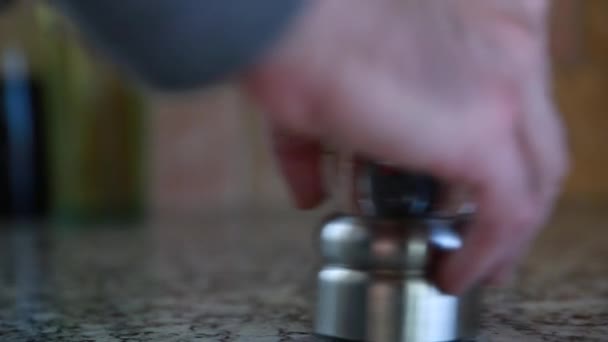 Hand grijpt de zout en peper shakers — Stockvideo