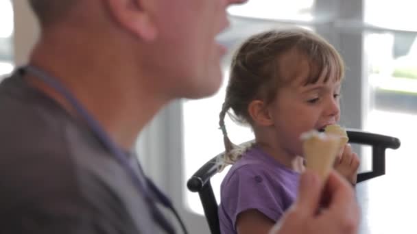 Familia disfrutando de comer helado cono — Vídeos de Stock