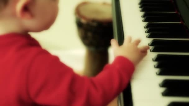 Tout-petit jouant sur le piano — Video