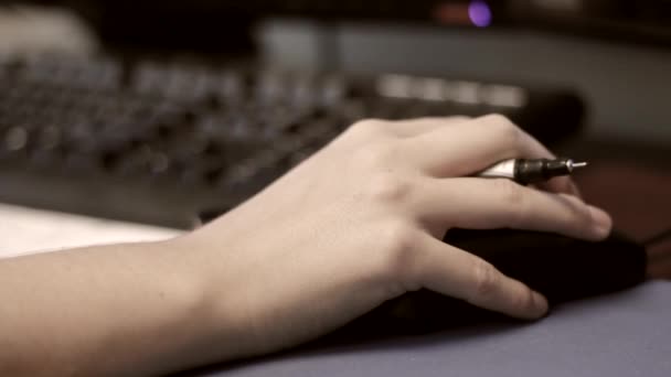 Person using a computer mouse — Stock Video