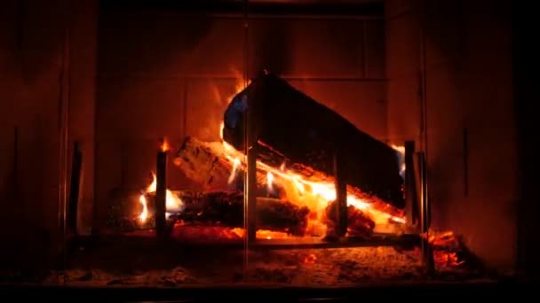 Chimenea de leña en la sala de estar — Vídeos de Stock