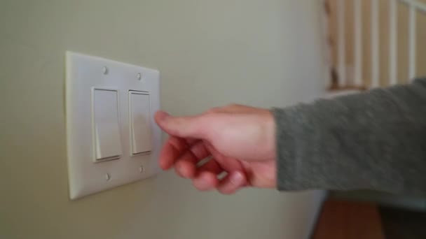 Mão liga interruptor de luz — Vídeo de Stock