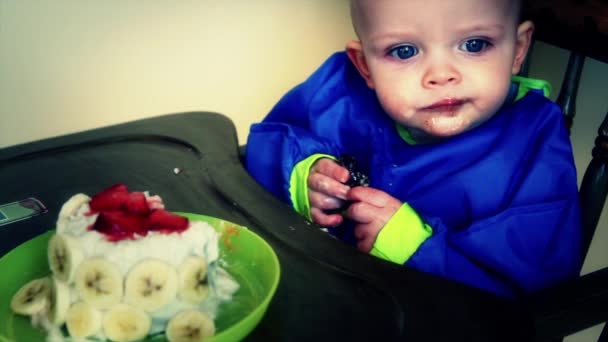 Menino comer bolo — Vídeo de Stock