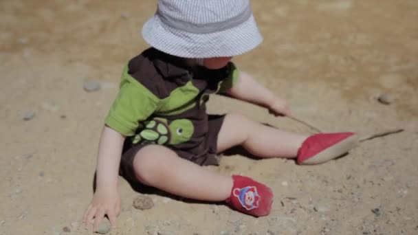 男孩玩沙漠的沙子 — 图库视频影像