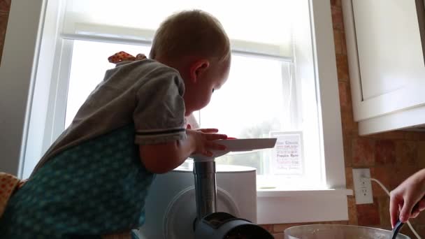 Niño ayudando a su madre — Vídeos de Stock