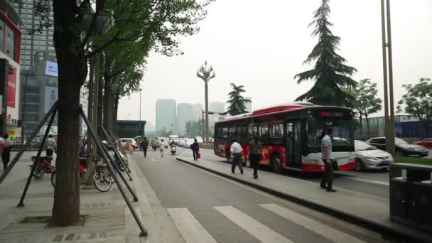 Provoz na frekventované ulici čínské — Stock video