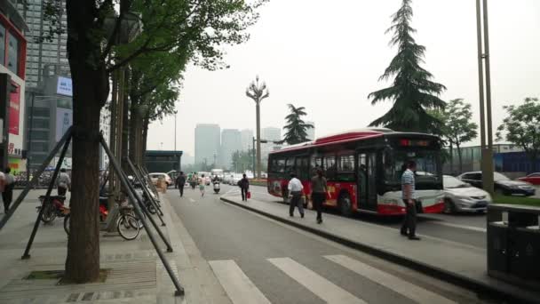 Traffic on a busy chinese street — Stock Video