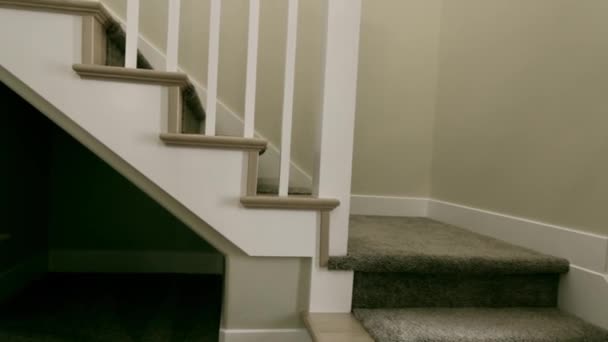 Escalera en una casa nueva — Vídeo de stock