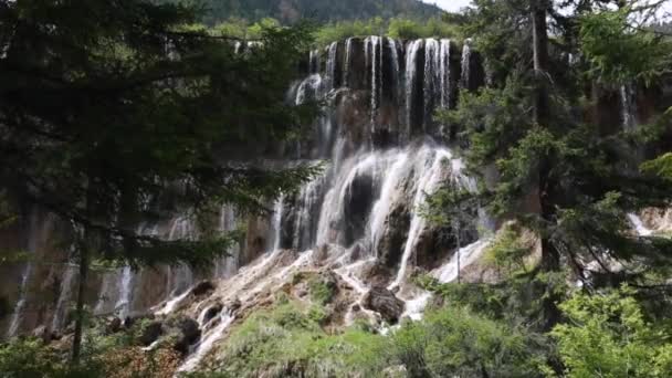 Bela cachoeira em Juizhaigou Valley — Vídeo de Stock