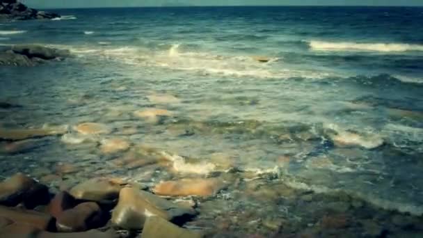 Rocky havet strandlinjen — Stockvideo