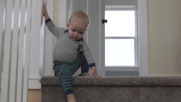 Chico tratando de bajar las escaleras — Vídeo de stock