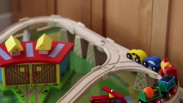 Menino brincando com trens de brinquedo — Vídeo de Stock