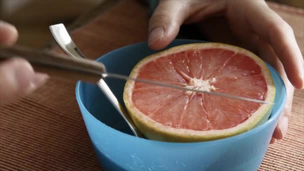 Mulher corta uma toranja — Vídeo de Stock