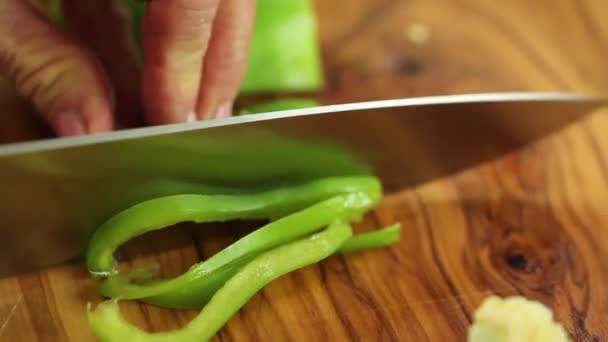 Femme préparant salade grecque — Video