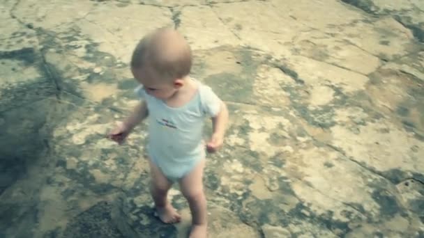 Bébé garçon jouer dans la flaque — Video