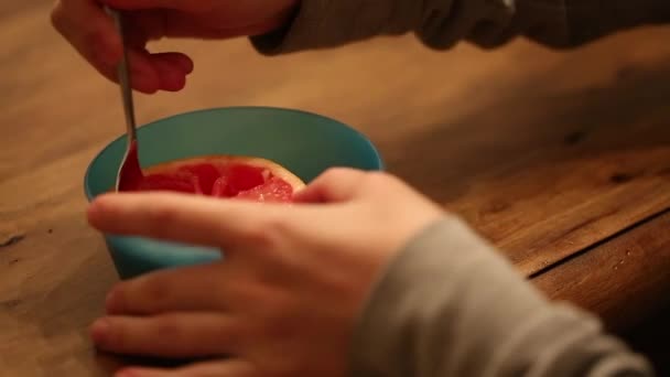 Een grapefruit eten in een kom — Stockvideo