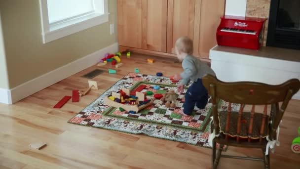 Menino brincando em uma sala de estar — Vídeo de Stock