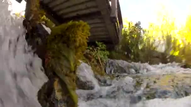 Un puente sobre un arroyo de montaña — Vídeo de stock