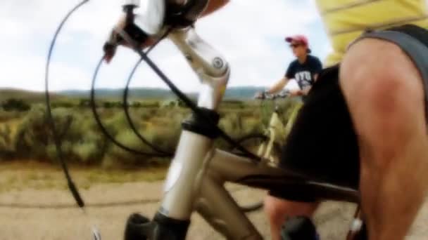 Bicicletas de equitação familiar — Vídeo de Stock
