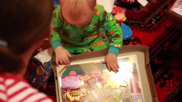 Çocuk Noel hediyeleri açma — Stok video