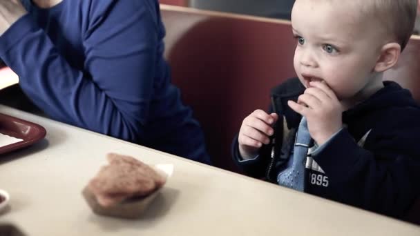 Familjen på snabbmatsrestaurang — Stockvideo